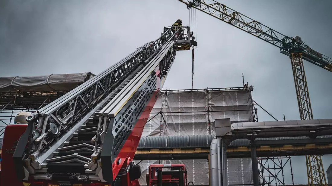 Feuerwehr Rostock: Arbeitsunfall erfordert Spezialeinsatz der Höhenrettung - Bild: presseportal.de