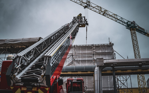 Feuerwehr Rostock: Arbeitsunfall erfordert Spezialeinsatz der Höhenrettung - Foto: presseportal.de