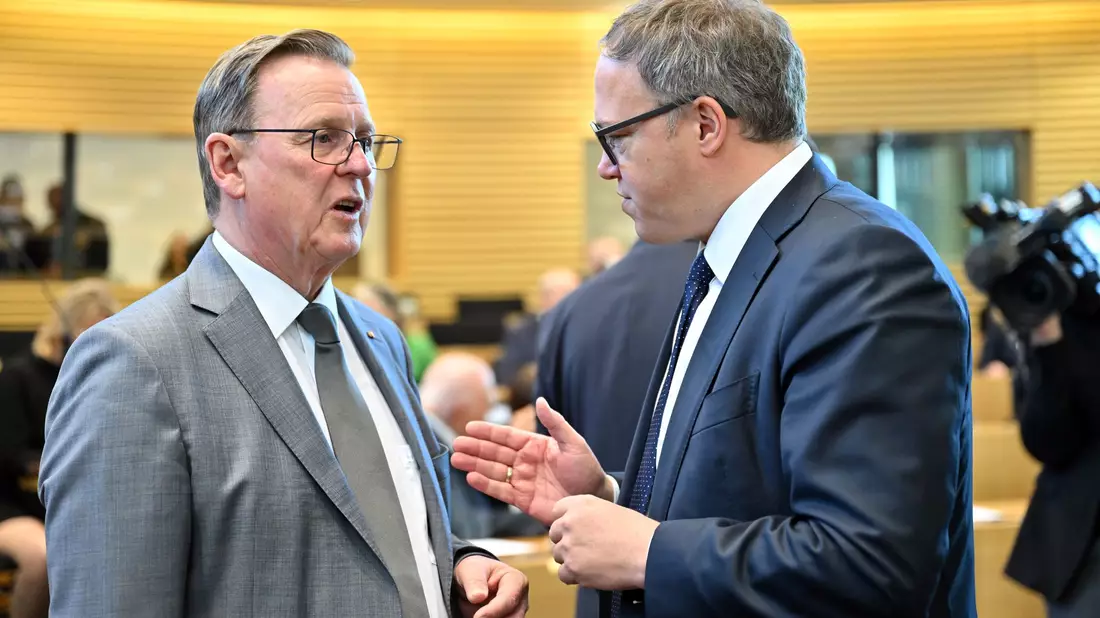 Ein Pflichtenheft für den Umgang im Landtag - den Vorschlag von Bodo Ramelow (Linke) hat CDU-Chef Voigt aufgenommen. (Archivbild) - Bild: Martin Schutt/dpa