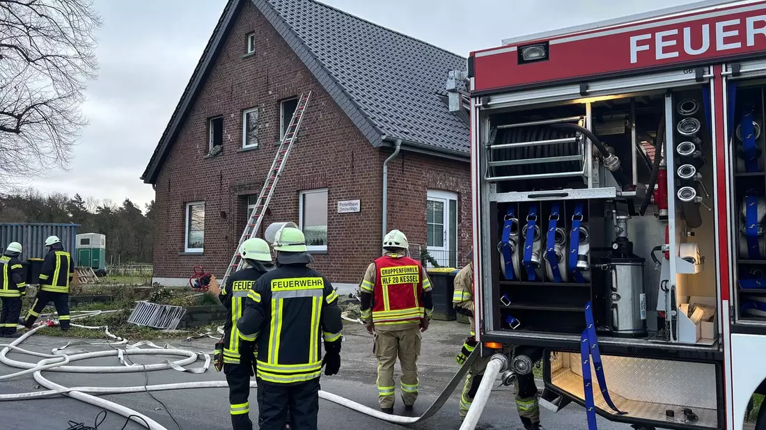 Feuerwehr Goch: Feuer in Badezimmer: Eine Person kam ins Krankenhaus - Bild: presseportal.de