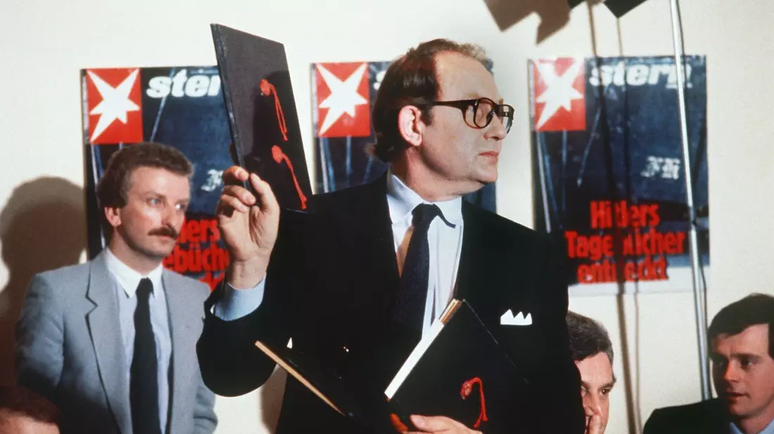 «Stern»-Reporter Gerd Heidemann präsentierte 1983 auf einer Pressekonferenz des Hamburger Magazins «Stern» die angeblichen Hitler-Tagebücher. (Archivbild) - Bild: Chris Pohlert/dpa