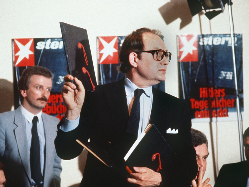 «Stern»-Reporter Gerd Heidemann präsentierte 1983 auf einer Pressekonferenz des Hamburger Magazins «Stern» die angeblichen Hitler-Tagebücher. (Archivbild) - Foto: Chris Pohlert/dpa
