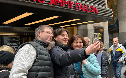 Familie Ewerdwalbesloh vor dem Eingang zum Studio. (Handout) - Foto: Leon Ewerdwalbesloh/dpa