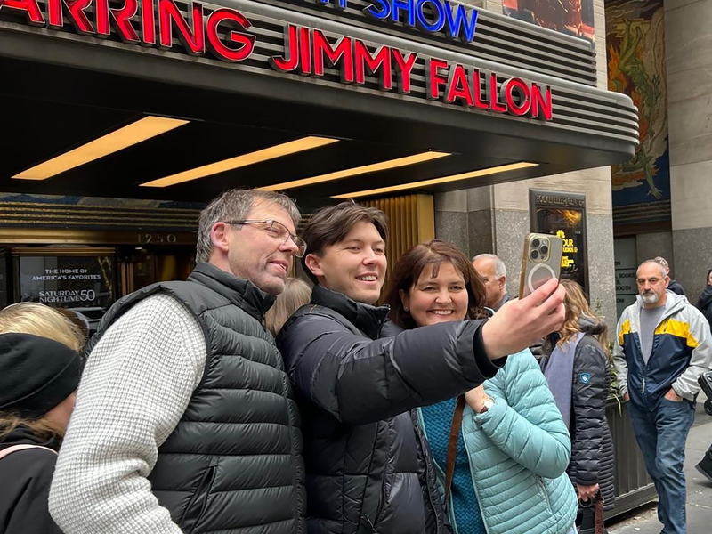 Familie Ewerdwalbesloh vor dem Eingang zum Studio. (Handout) - Foto: Leon Ewerdwalbesloh/dpa