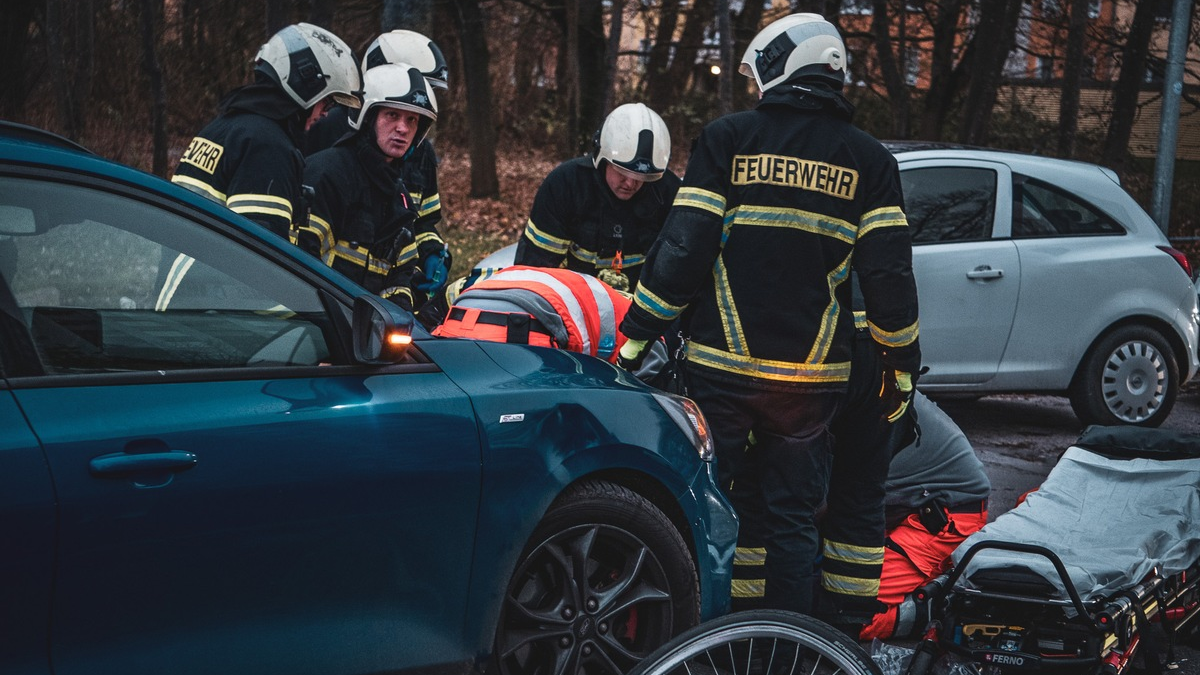 Feuerwehr Rostock: Radfahrer unter PKW eingeklemmt - Foto: presseportal.de