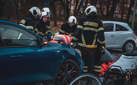 Feuerwehr Rostock: Radfahrer unter PKW eingeklemmt - Foto: presseportal.de
