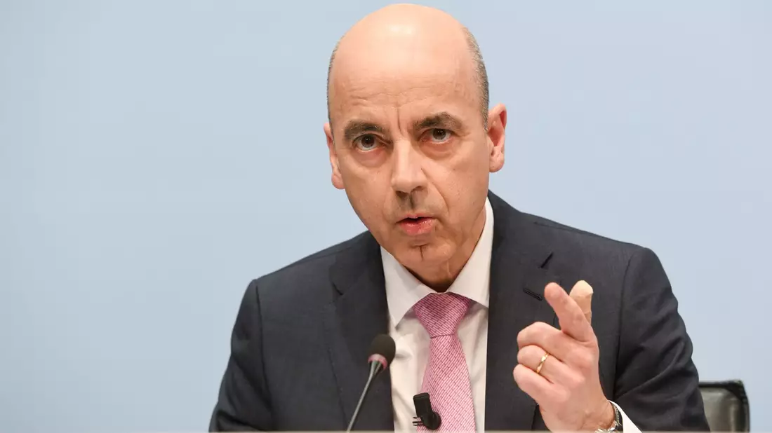 Hier noch in seinem alten Amt als BMW Finanzvorstand: Nicolas Peter soll künftig den Aufsichtsrat des Konzerns führen.  - Bild: Tobias Hase/dpa