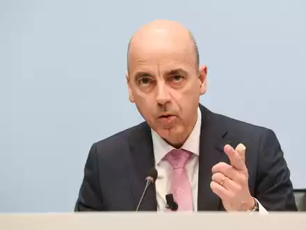 Hier noch in seinem alten Amt als BMW Finanzvorstand: Nicolas Peter soll künftig den Aufsichtsrat des Konzerns führen.  - Foto: Tobias Hase/dpa
