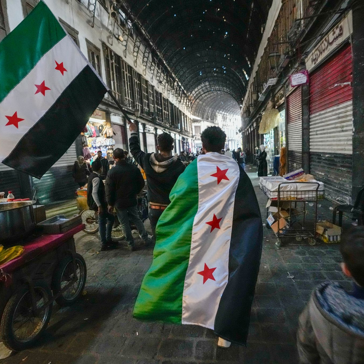 Langzeitherrscher Assad ist weg, seine Plakate verbleichen schnell. Jetzt müssen sich die Neuen bewähren.  - Foto: Hussein Malla/AP/dpa