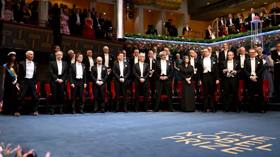 Die versammelten Nobelpreisträger in Stockholm. - Bild: Pontus Lundahl/TT News Agency via AP/dpa