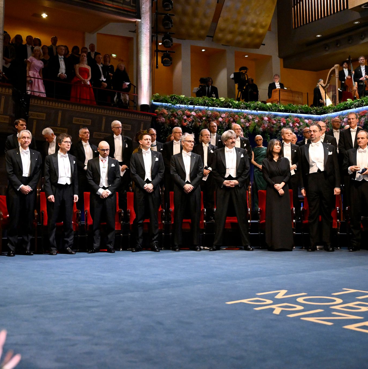 Die versammelten Nobelpreisträger in Stockholm. - Foto: Pontus Lundahl/TT News Agency via AP/dpa