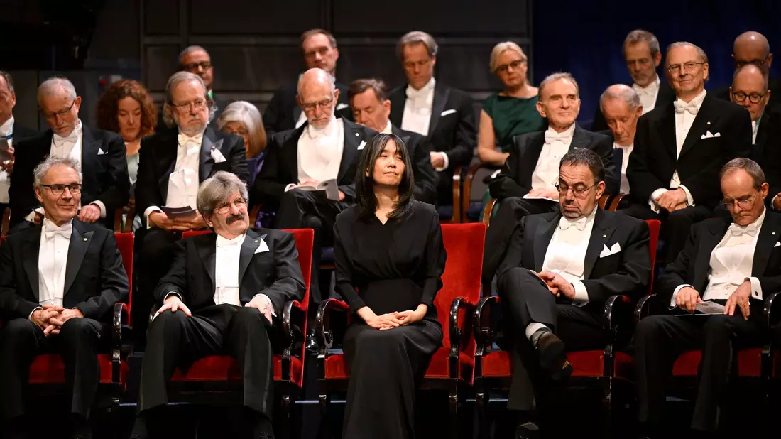 Die Südkoreanerin Han Kang (Mitte) ist die diesjährige Literaturnobelpreisträgerin. - Bild: Henrik Montgomery/TT News Agency/AP