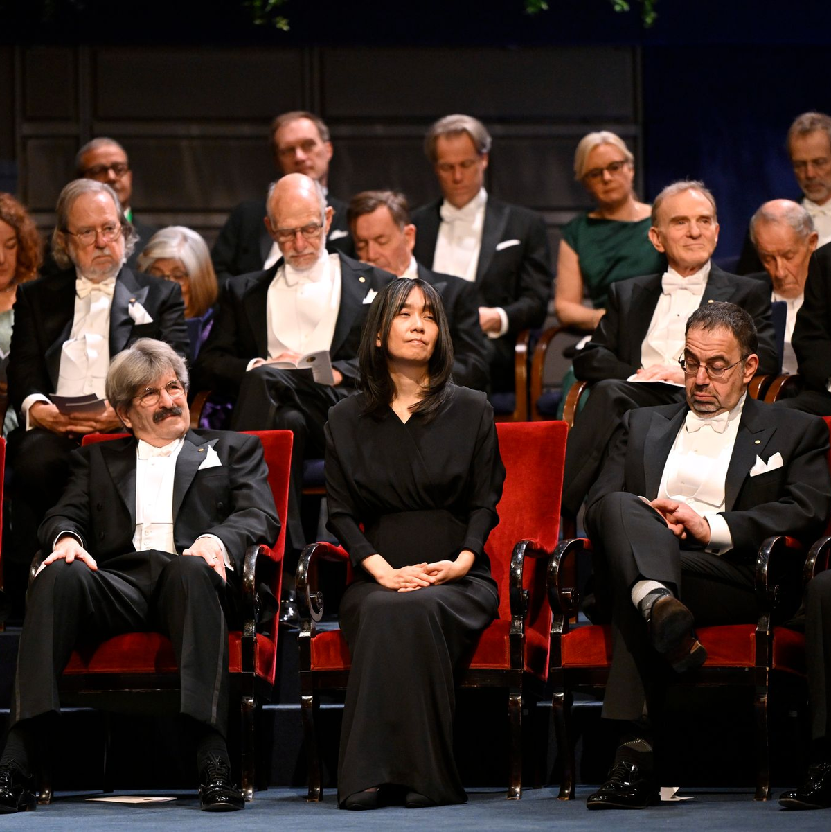 Die Südkoreanerin Han Kang (Mitte) ist die diesjährige Literaturnobelpreisträgerin. - Foto: Henrik Montgomery/TT News Agency/AP
