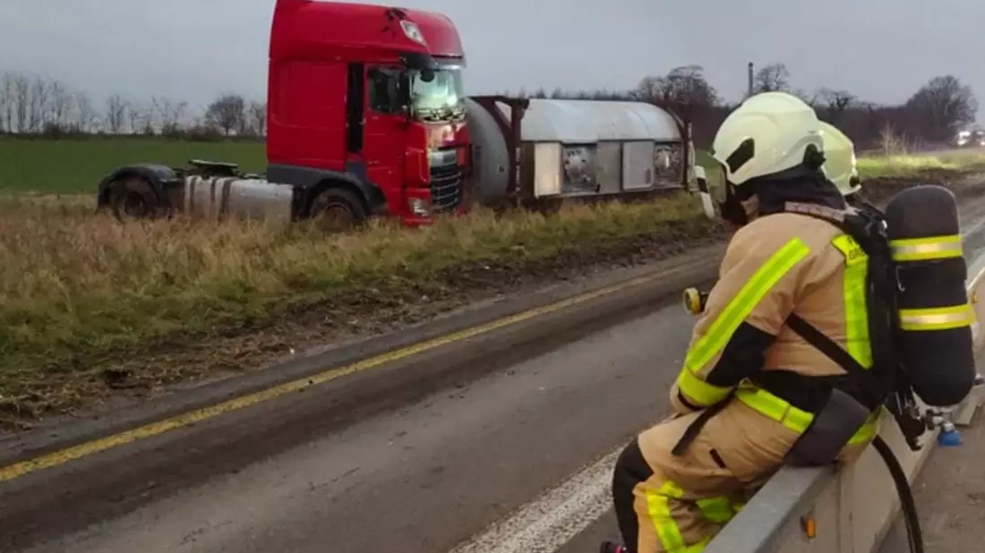FW Grevenbroich: Erstmeldung: Autobahn 46 bei Grevenbroich Richtung Heinsberg nach LKW-Unfall teilweise gesperrt - Bild: presseportal.de