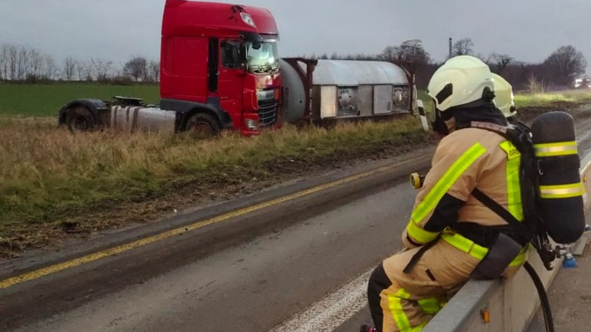 FW Grevenbroich: Erstmeldung: Autobahn 46 bei Grevenbroich Richtung Heinsberg nach LKW-Unfall teilweise gesperrt - Foto: presseportal.de