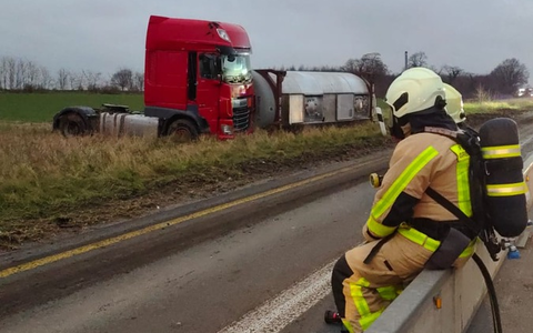 FW Grevenbroich: Erstmeldung: Autobahn 46 bei Grevenbroich Richtung Heinsberg nach LKW-Unfall teilweise gesperrt - Foto: presseportal.de