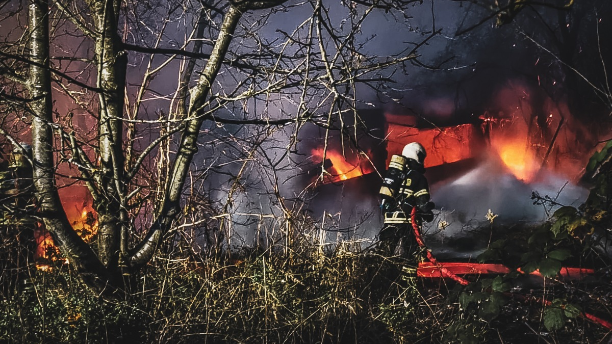 Feuerwehr Rostock: Ausgedehnter Brand in Kleingartenanlage - Foto: presseportal.de