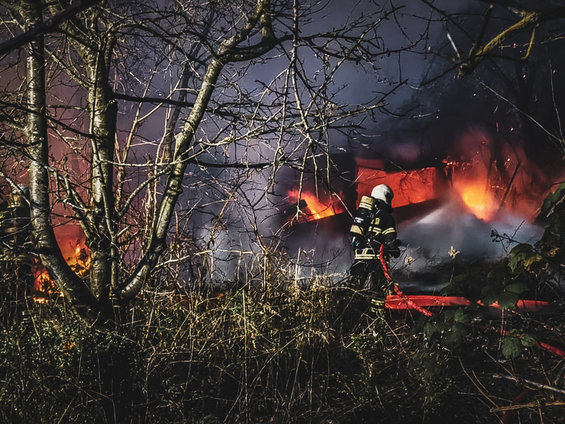 Feuerwehr Rostock: Ausgedehnter Brand in Kleingartenanlage - Foto: presseportal.de