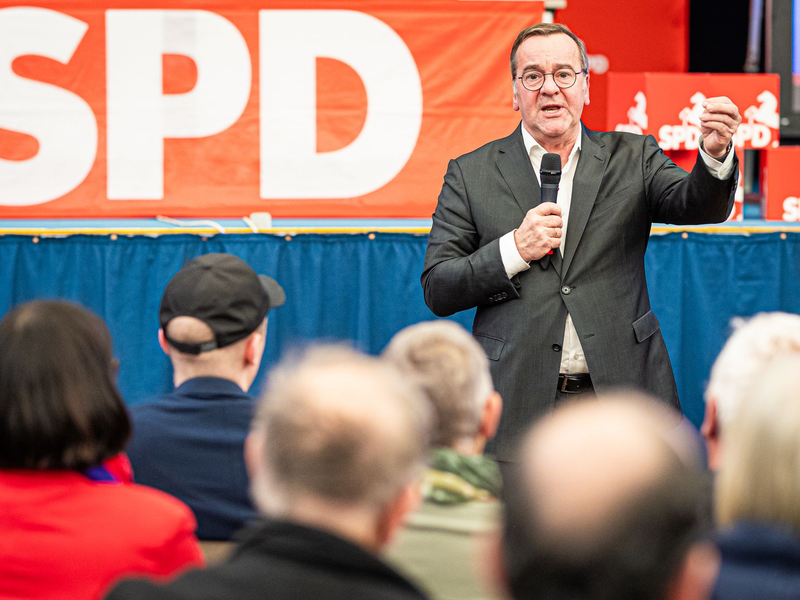 Verteidigungsminister Pistorius warnt vor einem Diktatfrieden in der Ukraine. - Foto: Moritz Frankenberg/dpa