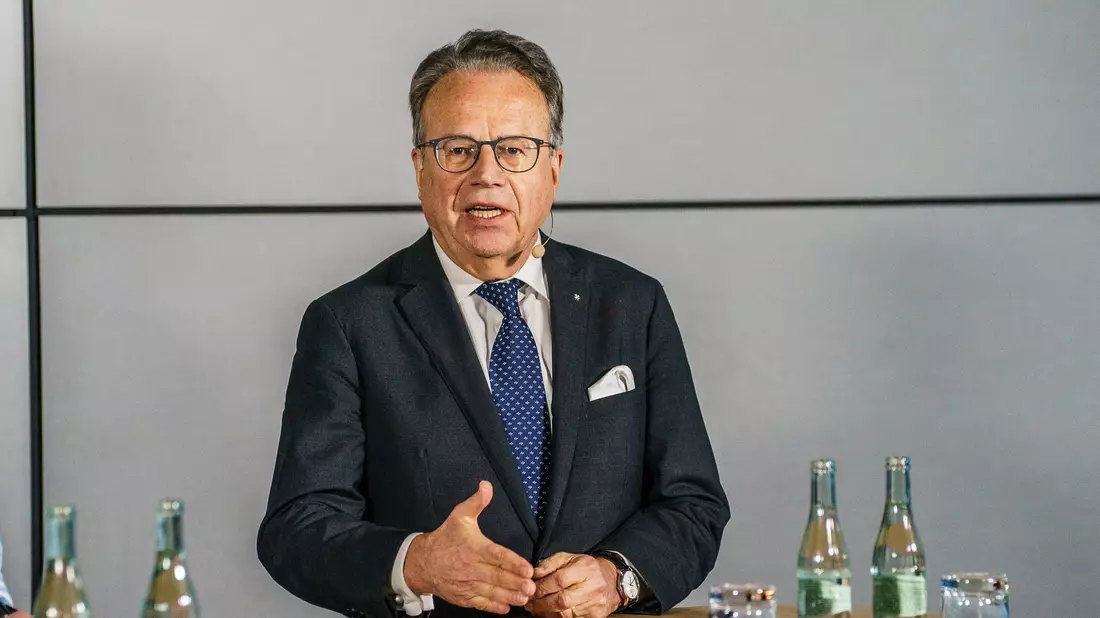 Der frühere Chef der Bundesagentur für Arbeit, Frank-Jürgen Weise, zieht in den Aufsichtsrat des Stahlherstellers Thyssenkrupp Steel ein.  - Bild: Andreas Arnold/dpa