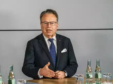 Der frühere Chef der Bundesagentur für Arbeit, Frank-Jürgen Weise, zieht in den Aufsichtsrat des Stahlherstellers Thyssenkrupp Steel ein.  - Foto: Andreas Arnold/dpa