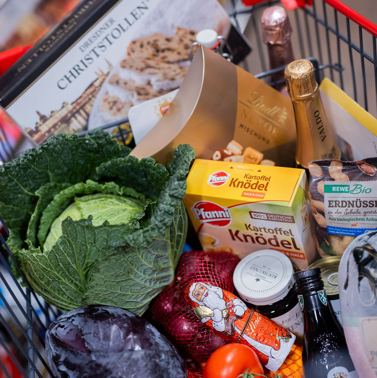 Kanzler Scholz schlägt eine Senkung des ermäßigten Mehrwertsteuersatzes für Lebensmittel vor. - Foto: Rolf Vennenbernd/dpa