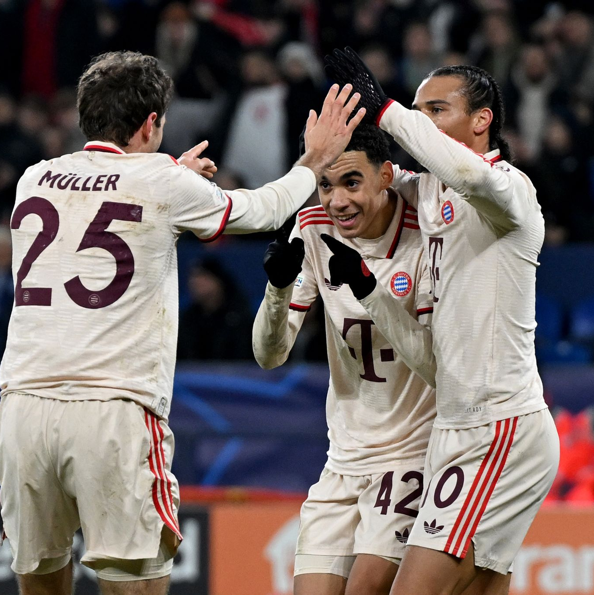 Seit Jahren vereint: Leon Goretzka (l) und Joshua Kimmich stehen gegen Bremen jeweils vor dem 300. Bundesligaspiel. - Foto: David Inderlied/dpa