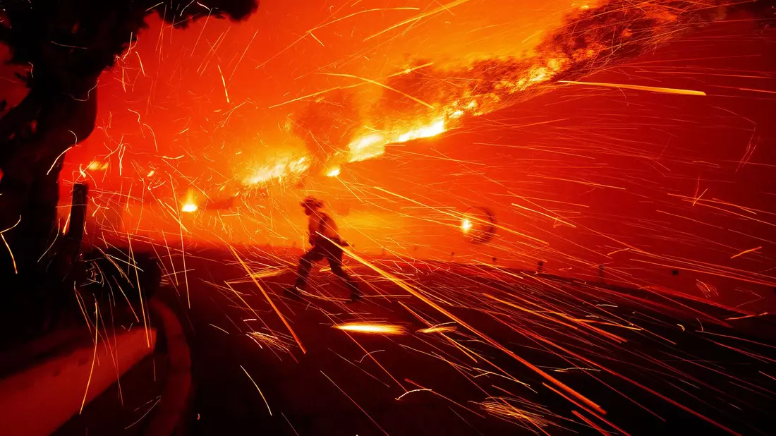 Die Flammen in Malibu haben sich bis an die Küste ausgeweitet. - Bild: Ethan Swope/FR171736 AP/AP