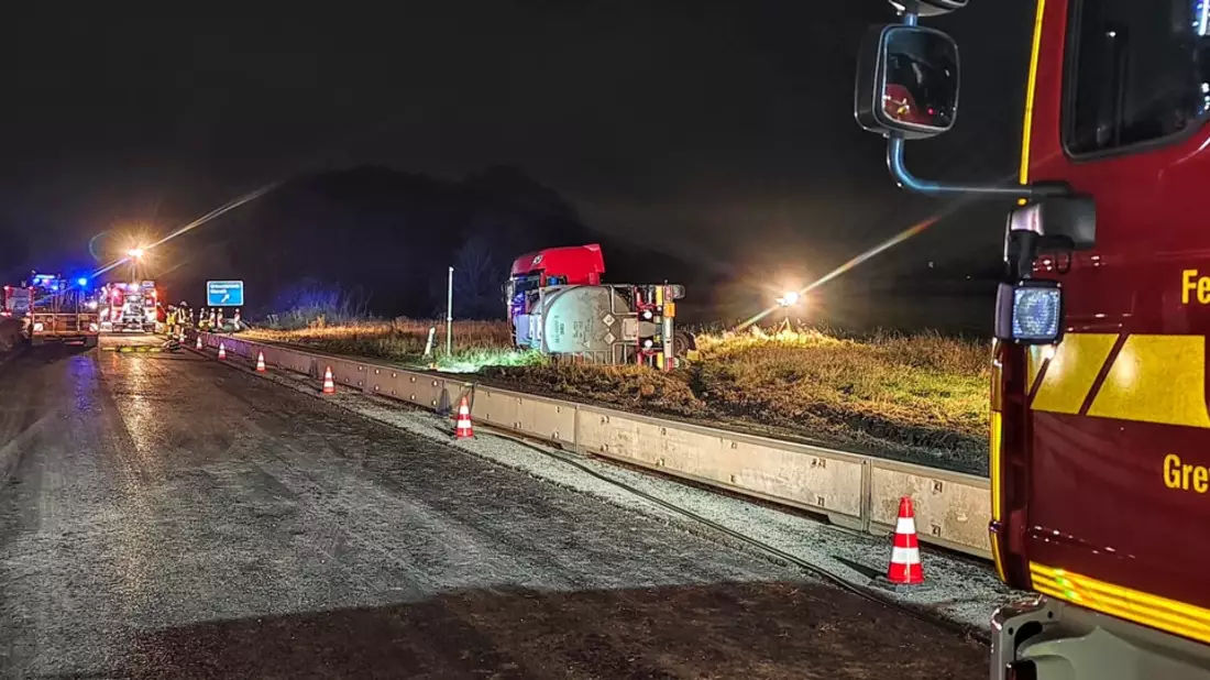FW Grevenbroich: Gefahrgut LKW verunglückt bei Grevenbroich / Stundenlanger Einsatz und Vollsperrung auf der Autobahn - Bild: presseportal.de
