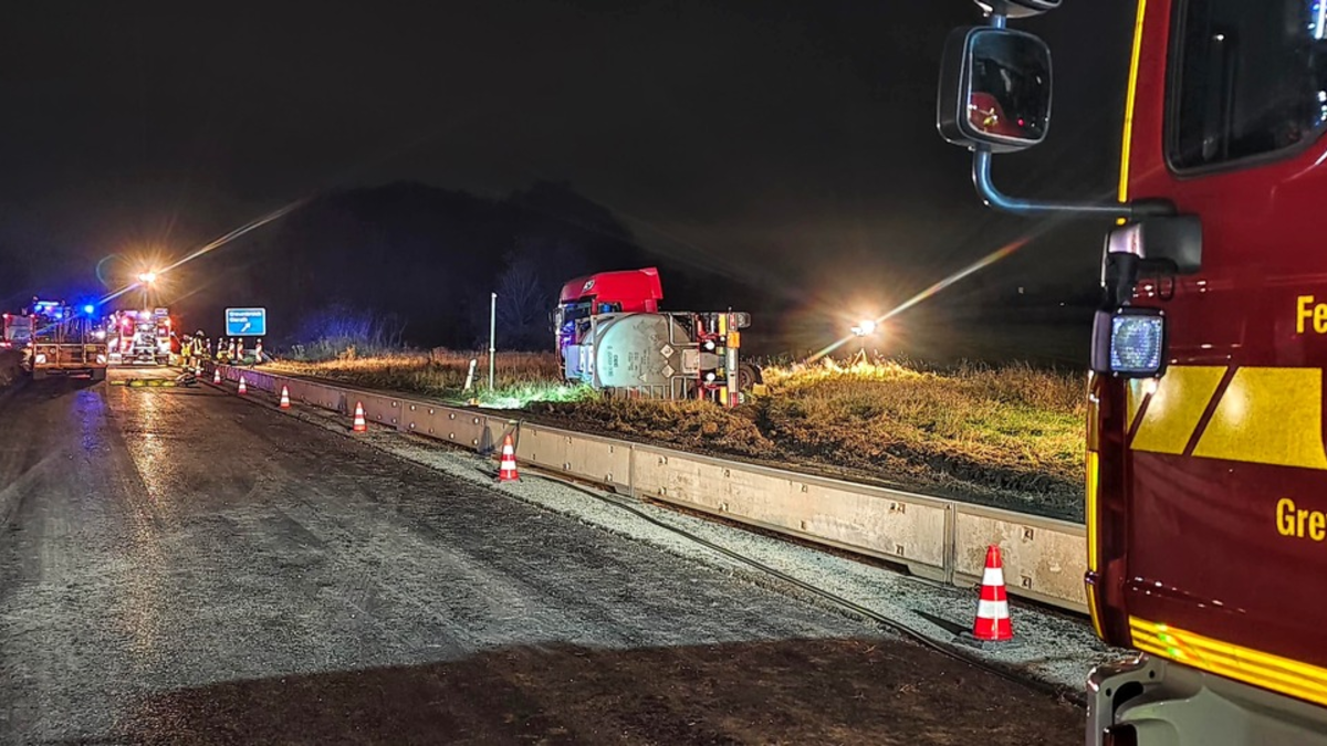 FW Grevenbroich: Gefahrgut LKW verunglückt bei Grevenbroich / Stundenlanger Einsatz und Vollsperrung auf der Autobahn - Foto: presseportal.de