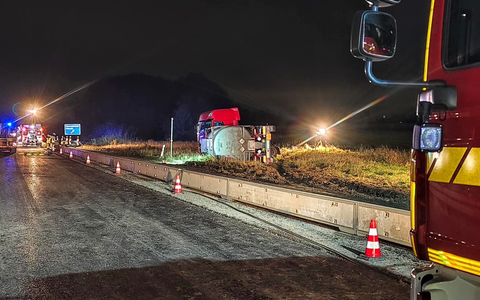 FW Grevenbroich: Gefahrgut LKW verunglückt bei Grevenbroich / Stundenlanger Einsatz und Vollsperrung auf der Autobahn - Foto: presseportal.de
