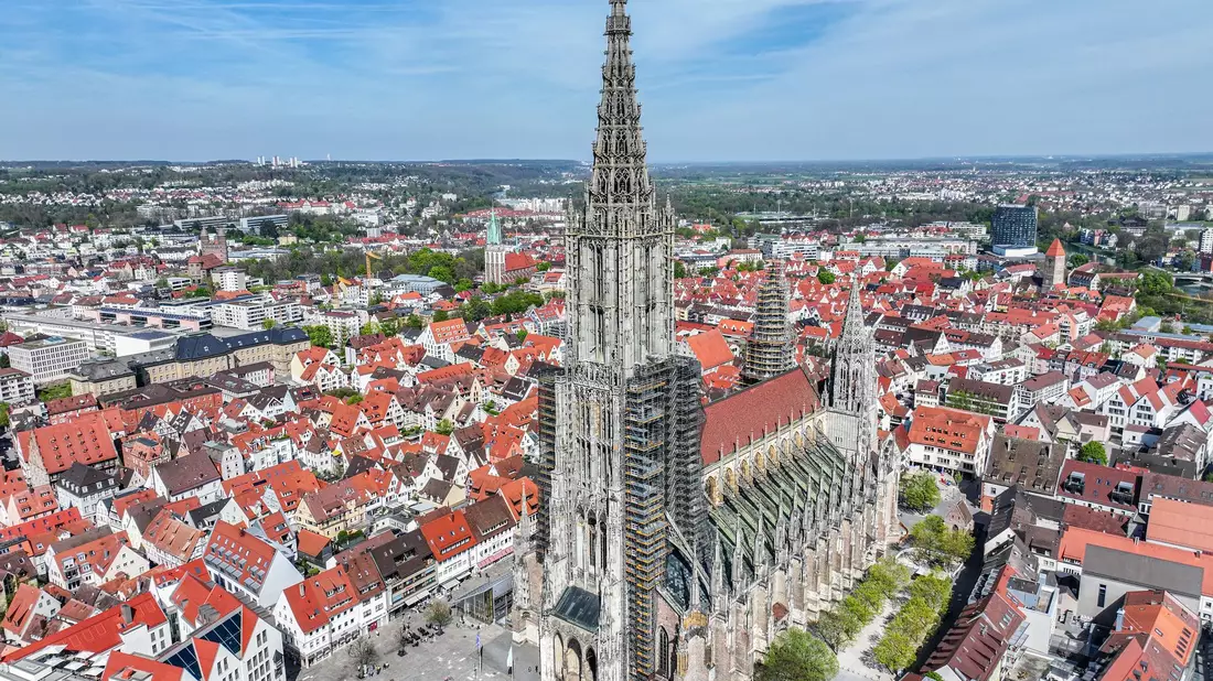 Bye bye Titel: Bald hat Ulm nicht mehr den höchsten Kirchturm der Welt. (Archivbild)  - Bild: Jason Tschepljakow/dpa