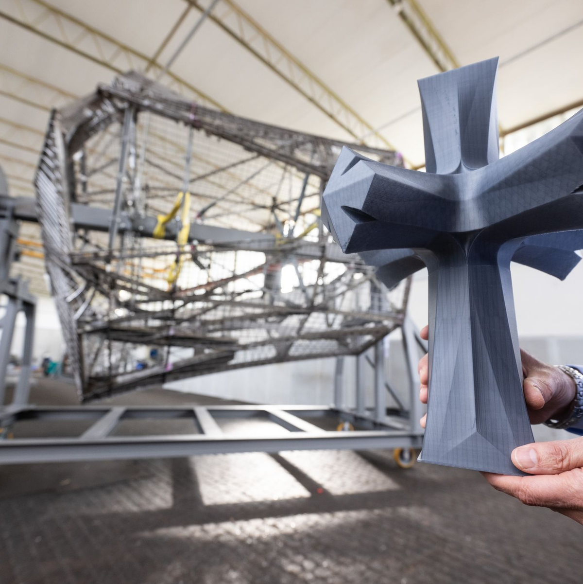 Die Kirchturmspitze soll im kommenden Jahr montiert werden. (Archivbild) - Foto: Marijan Murat/dpa