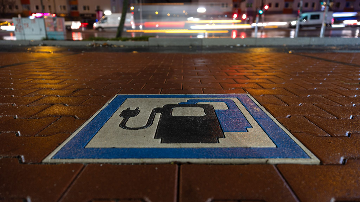 Die Bundesregierung wollte bis zum Jahr 2030 mindestens 15 Millionen Batterieautos auf den Straßen. Nach Hochrechnung der Unternehmensberatung Deloitte könnten es gut 11 Millionen werden.  - Foto: Hannes P. Albert/dpa