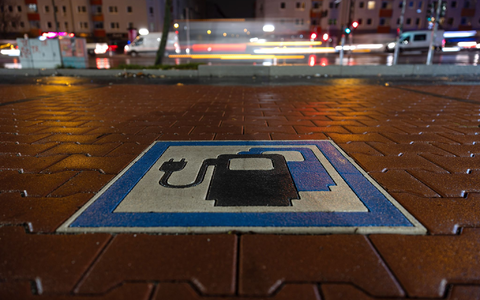 Die Bundesregierung wollte bis zum Jahr 2030 mindestens 15 Millionen Batterieautos auf den Straßen. Nach Hochrechnung der Unternehmensberatung Deloitte könnten es gut 11 Millionen werden.  - Foto: Hannes P. Albert/dpa