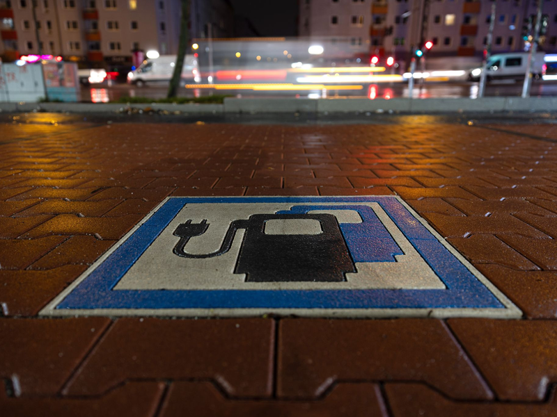 Die Bundesregierung wollte bis zum Jahr 2030 mindestens 15 Millionen Batterieautos auf den Straßen. Nach Hochrechnung der Unternehmensberatung Deloitte könnten es gut 11 Millionen werden.  - Foto: Hannes P. Albert/dpa