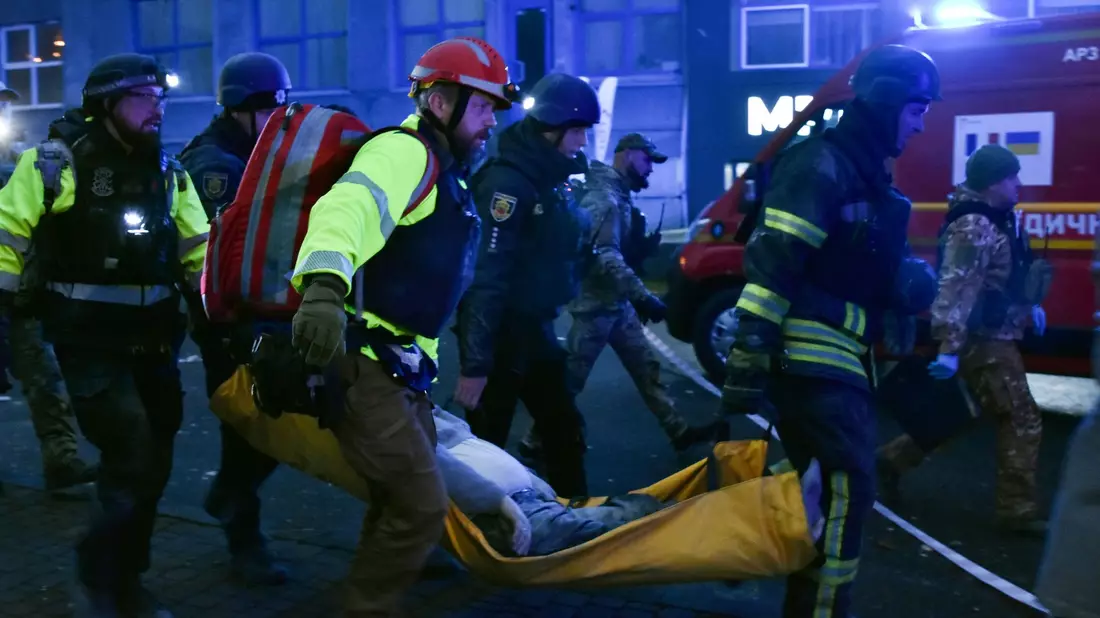 Vier Tote bei einem Raketentreffer auf Saporischschja, und Rettungskräfte suchen noch nach Vermissten. - Bild: Andriy Andriyenko/AP