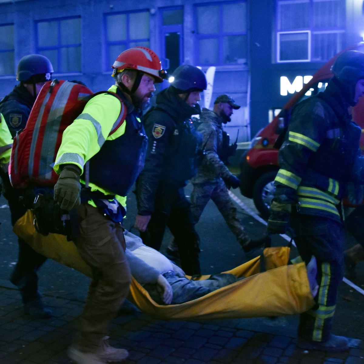 Vier Tote bei einem Raketentreffer auf Saporischschja, und Rettungskräfte suchen noch nach Vermissten. - Foto: Andriy Andriyenko/AP