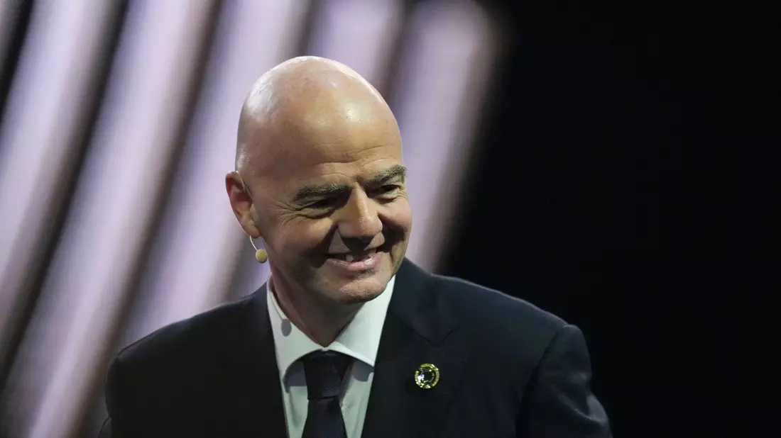 FIFA-Präsident Gianni Infantino ist sich bei Saudi-Arabien sicher. - Bild: Rebecca Blackwell/AP/dpa