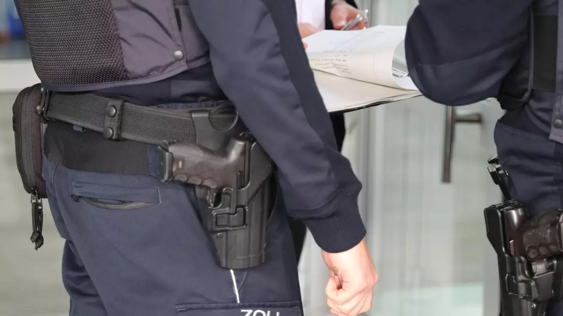 HZA-HH: Hamburger Zoll gegen Schwarzarbeit und illegale Beschäftigung//Erfolgreiche Kontrollen im Sicherheitsgewerbe und in Barbershops - Bild: presseportal.de