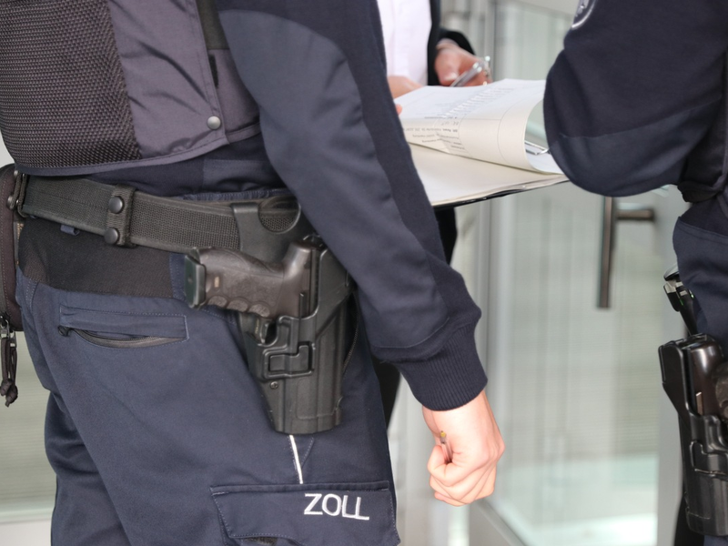 HZA-HH: Hamburger Zoll gegen Schwarzarbeit und illegale Beschäftigung//Erfolgreiche Kontrollen im Sicherheitsgewerbe und in Barbershops - Foto: presseportal.de