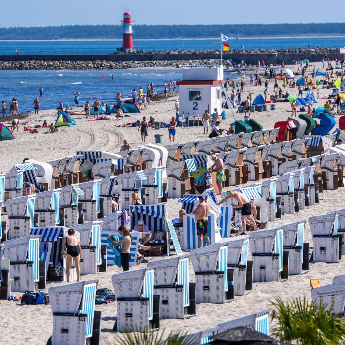 Sommerurlauber am Ostseestrand in Warnemünde. Im Zeitraum von Januar bis November erzielte der Deutschland-Tourismus einen Rekord. - Foto: Jens Büttner/dpa
