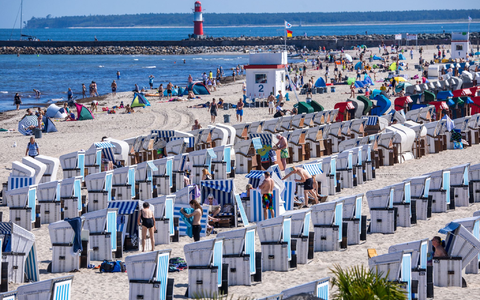 Im Jahr 2024 verzeichnete die Tourismus-Branche trotz Wirtschaftskrise ein Rekordjahr mit gut 496 Millionen Übernachtungen. - Foto: Jens Büttner/dpa Im Jahr 2024 verzeichnete die Tourismus-Branche trotz Wirtschaftskrise ein Rekordjahr mit gut 496 Millionen Übernachtungen. - Foto: Jens Büttner/dpa