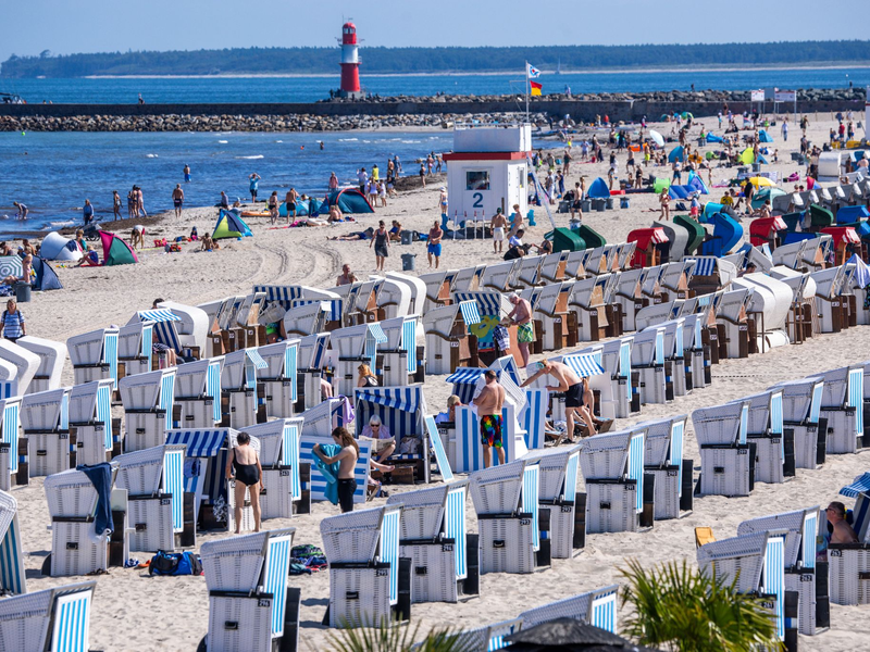 Sommerurlauber am Ostseestrand in Warnemünde. Im Zeitraum von Januar bis November erzielte der Deutschland-Tourismus einen Rekord. - Foto: Jens Büttner/dpa