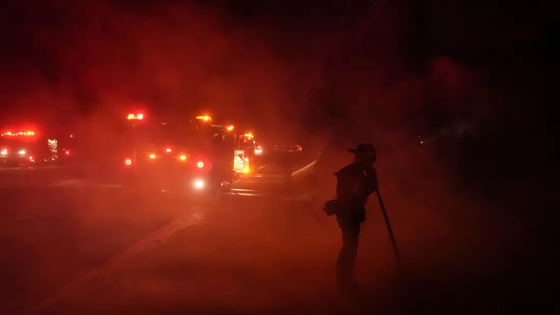Mehr als 1.000 Feuerwehrleute sind im Einsatz. - Bild: Jae C. Hong/AP/dpa