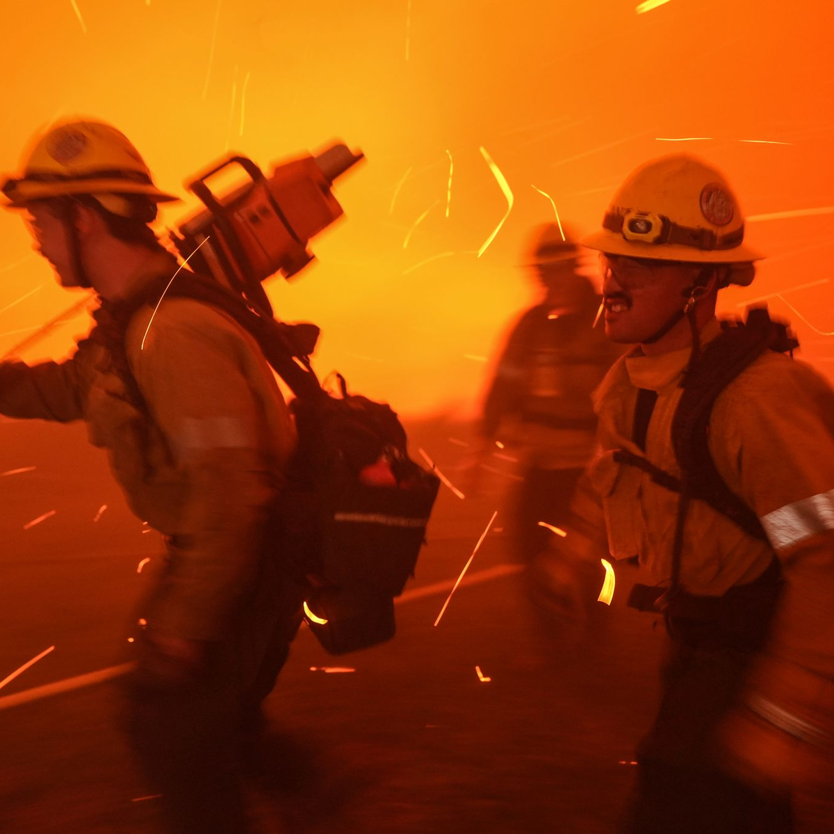 Die Rettungsarbeiten werden durch starke Winde beeinträchtigt.  - Foto: Jae C. Hong/AP/dpa