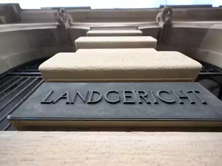 Am Landgericht Karlsruhe wird wegen des mutmaßlichen Mordes an einem 63-Jährigen verhandelt. (Archivbild) - Foto: Uli Deck/dpa