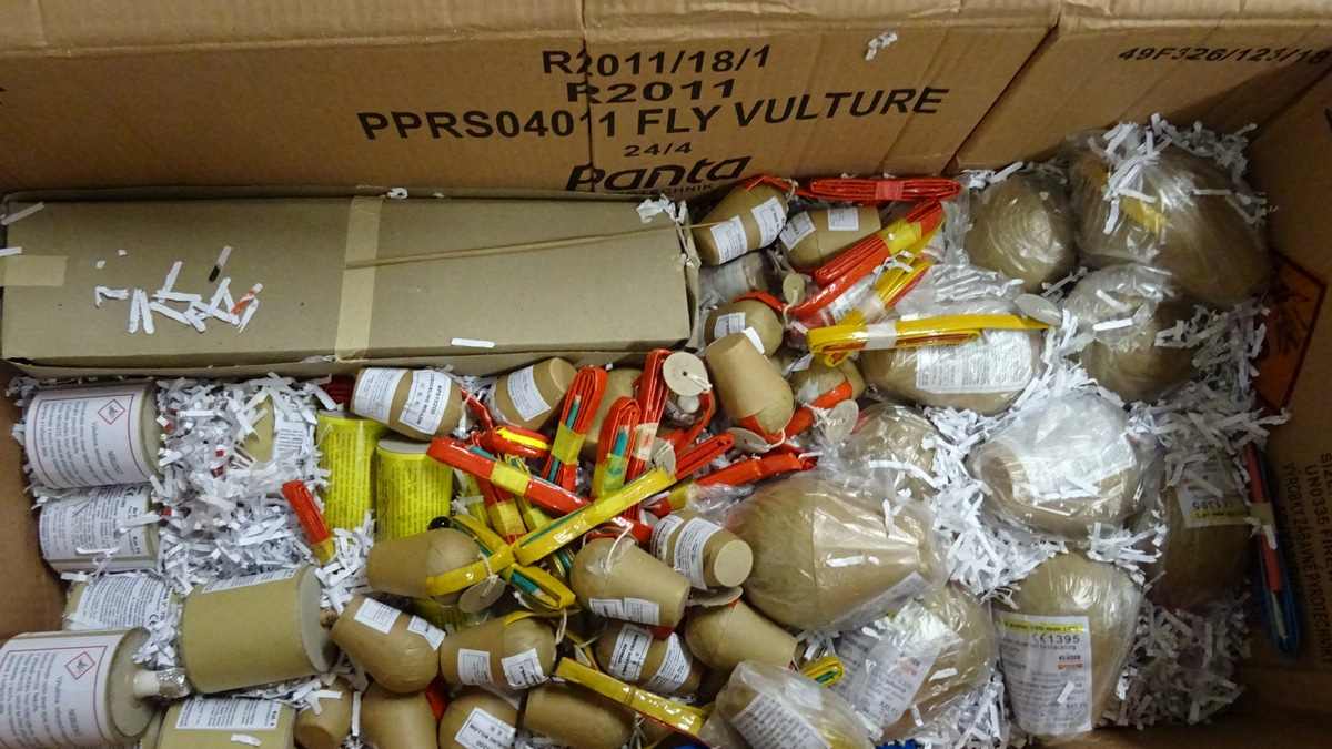 HZA-N: Hauptzollamt Nürnberg warnt: Finger weg von illegalen Feuerwerkskörpern - Foto: Zoll, presseportal.de