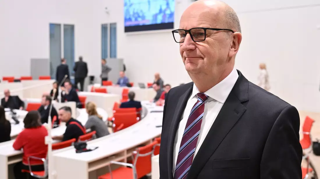 Freude nach seiner Wiederwahl: Ministerpräsident Dietmar Woidke küsst seine Frau Susanne, die ihn in den Landtag begleitet hat.  - Bild: Sebastian Christoph Gollnow/dpa