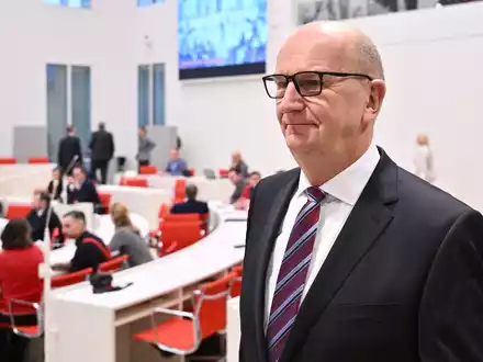 Freude nach seiner Wiederwahl: Ministerpräsident Dietmar Woidke küsst seine Frau Susanne, die ihn in den Landtag begleitet hat.  - Foto: Sebastian Christoph Gollnow/dpa